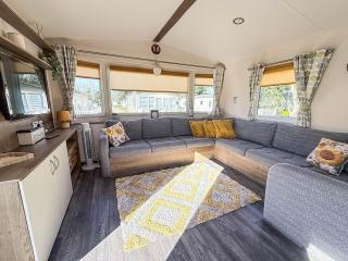 Homely Caravan With Outside Decking At Broadland Sands Ref 20380Bs - 1