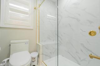 Elegant 4BR Home Large Kitchen & Lounge - 3