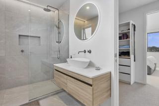 New modem home with ocean and golf course views - 2