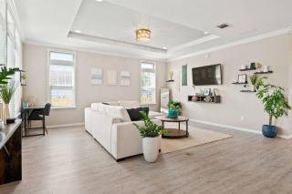 Serene Pool Hideaway 3BR Beach & Downtown Nearby - 1
