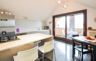 Gorgeous Apartment In Merone With Swimming Pool - 7