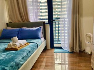Stylish Haven in bustling Ayala, Makati - Manila - 4