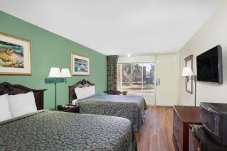 Travelodge by Wyndham Fort Myers North - 2