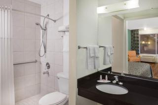 Travelodge by Wyndham Fort Myers North - 1