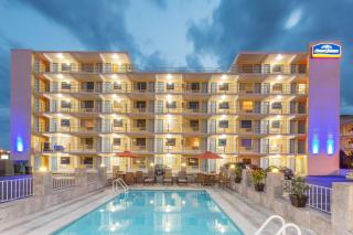 Howard Johnson by Wyndham Virginia Beach At The Beach - 9