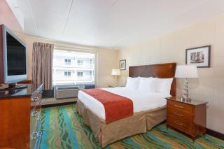 Howard Johnson by Wyndham Virginia Beach At The Beach - 3