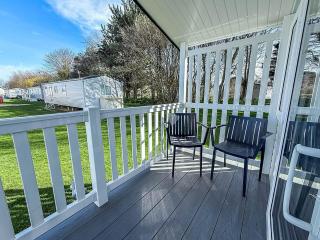 Lovely Caravan With Decking At Broadland Sands In Suffolk Ref 20178Bs - 3