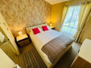 2 Bedroom Lodge FC48, Fairway, Sandown, Isle of Wight, Dog Friendly - 3