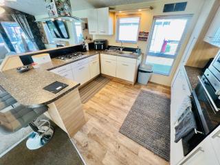 2 Bedroom Lodge FC48, Fairway, Sandown, Isle of Wight, Dog Friendly - 2