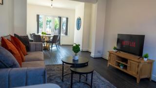 Spacious Private Home Sleeps 5 Garden & Parking - 9