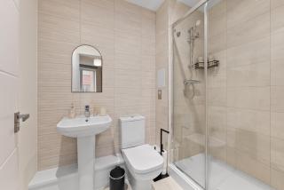 Riverside Flat Near Heathrow 2 Bed - 1