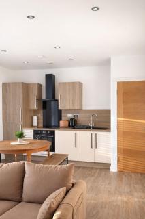 Modern 2BR JQ Apt Free Parking, Wi-Fi - Netflix - 0