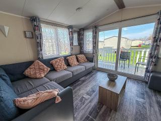 Lovely Caravan With Decking At Broadland Sands In Suffolk Ref 20178Bs - 1