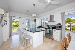 Lux Condo w/Views, Htd Pool, Priv. Beach, Golf Cart, Kayaks, AS SEEN ON HGTV - Governors Harbour - 5