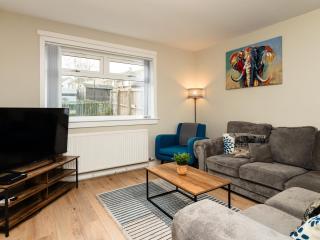 StayInFife - Central 3 Bedroom House in Glenrothes with Driveway, Parking, WIFI, Transport links to St Andrews and Edinburgh - 7