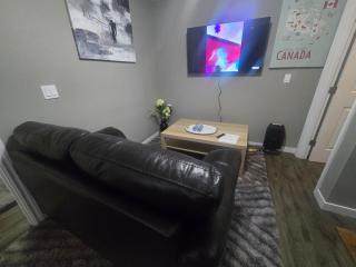 Comfortable Stay Evanston NW - Near YYC Airport, Highways, Shopping & Parks - 4