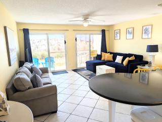 Beautiful seaside condo featuring a communal pool and direct beach access - 0