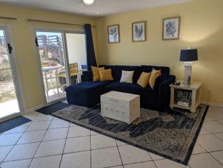 Beautiful seaside condo featuring a communal pool and direct beach access - 5