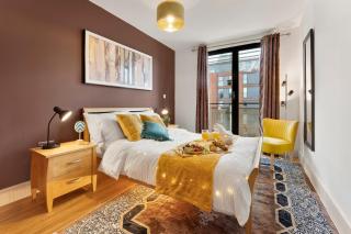 City Heaven Retreat with Balcony, Free Parking - 2