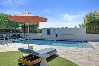 17WEST Spacious 3BR Apartment with Balcony 401 - 1