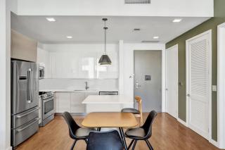 17WEST Spacious 2BR Apartment with Balcony 404 - 2