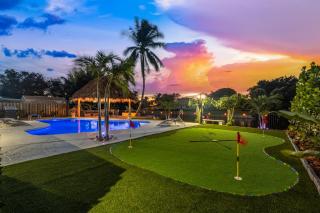 Waterfront Oasis, Heated Pool, MiniGolf, TikiHut - 3