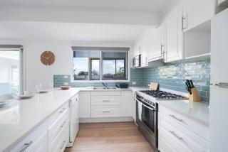 550m to Beach, SPA and Large Backyard , Sleep 9 - 3