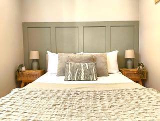 Stunning Apartment-6 Minute walk from Beach-Free Parking - 1