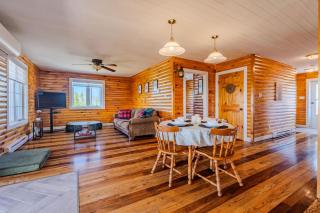 Junction Lookout Cottage 3BR, Hot Tub Water View - 1