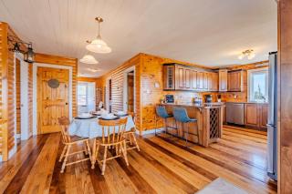 Junction Lookout Cottage 3BR, Hot Tub Water View - 2