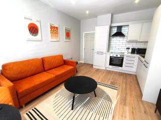 Stunning Apartment-6 Minute walk from Beach-Free Parking - 4