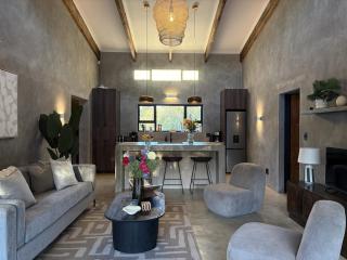 The Residence, Infinity Pool, Hot-tub, Giraffe Tower, Outdoor Shower & Bath - 1