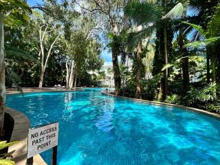Stunning Top Floor Apartment Views to Palm Cove - 7