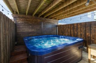 Family-Friendly 3BR, HotTub, Patio, Bar, Fireplace - 7