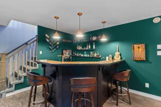 Family-Friendly 3BR, HotTub, Patio, Bar, Fireplace - 8