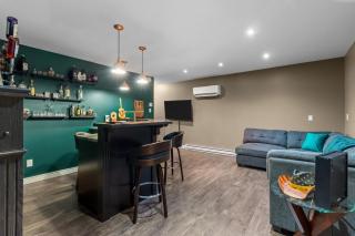 Family-Friendly 3BR, HotTub, Patio, Bar, Fireplace - 2