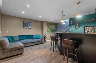 Family-Friendly 3BR, HotTub, Patio, Bar, Fireplace - 3