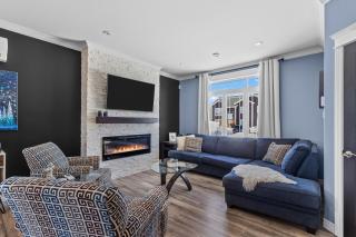 Family-Friendly 3BR, HotTub, Patio, Bar, Fireplace - 5