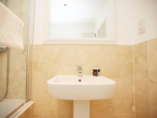 Western Court By N And N Stays, 4 Bedroom House in Bristol with private parking, great location for contractors, corporate and families visiting the area, long term stays welcomed - 5