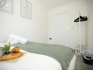 Western Court By N And N Stays, 4 Bedroom House in Bristol with private parking, great location for contractors, corporate and families visiting the area, long term stays welcomed - 1