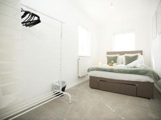 Western Court By N And N Stays, 4 Bedroom House in Bristol with private parking, great location for contractors, corporate and families visiting the area, long term stays welcomed - 6