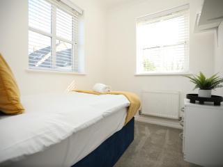 Western Court By N And N Stays, 4 Bedroom House in Bristol with private parking, great location for contractors, corporate and families visiting the area, long term stays welcomed - 4