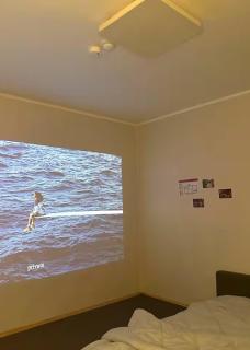 SurferHouse#평일할인#이불매일 #인테리어숙소 #4K빔프로 #시내도보 #사진맛집 - 8