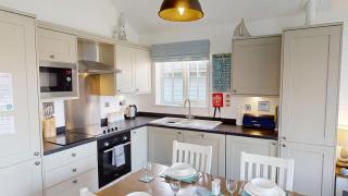 Oreo Shack, The Bay, 2 bedrooms with ensuites, parking for 2 cars, strictly pet-free - 8