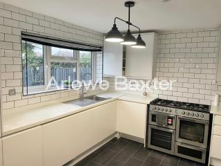 Spacious 4-Bedroom Home, Driveway & Garden - 5