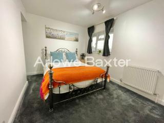 Spacious 4-Bedroom Home, Driveway & Garden - 8