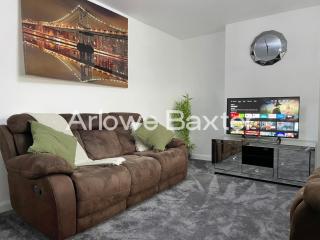 Spacious 4-Bedroom Home, Driveway & Garden - 4