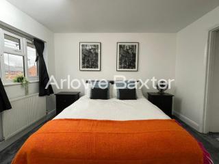 Spacious 4-Bedroom Home, Driveway & Garden - 1