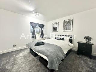 Spacious 4-Bedroom Home, Driveway & Garden - 6