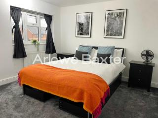 Spacious 4-Bedroom Home, Driveway & Garden - 0